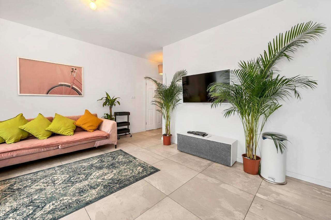 Lumina 4-room With Large Balcony Apartment Warsaw